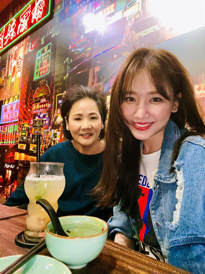 Trong khi mẹ và các em của Hari đều đã sang Việt Nam sinh sống thì bố của cô phải một mình ở lại Hàn Quốc để chạy thận