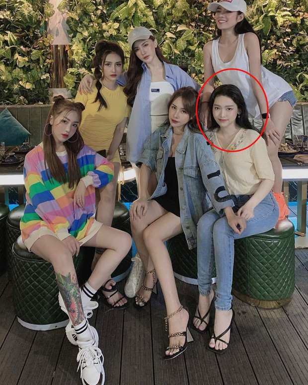 Đứng cùng chúng bạn Thúy Vi bị nhận xét ngày càng nhạt nhòa, không còn giữ được thần thái đỉnh cao như thời mới phẫu thuật thẩm mỹ. &nbsp;