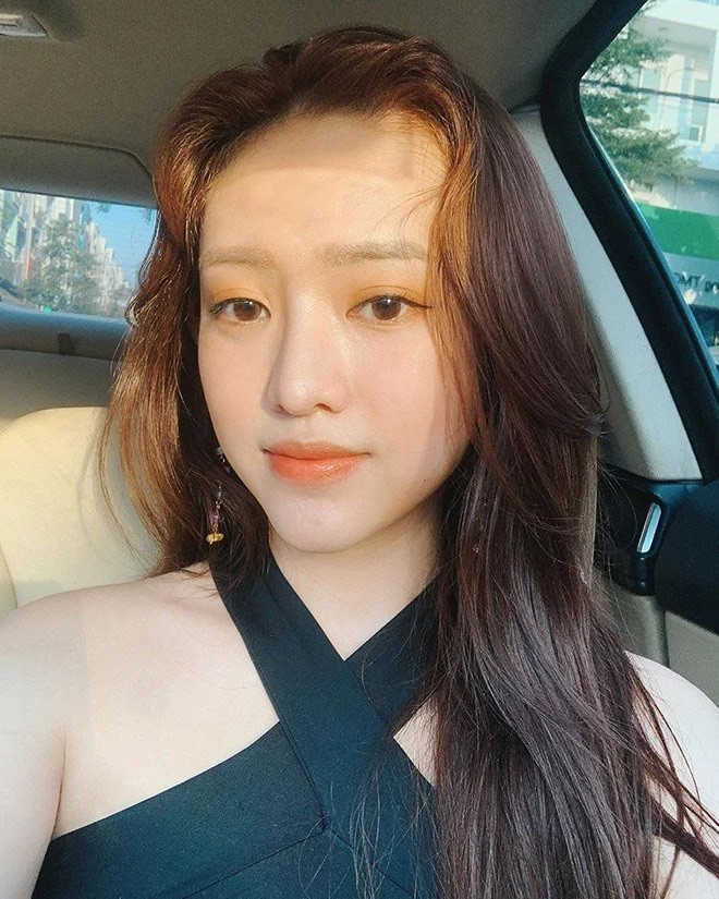 Chú ý đến màu son thì cô nàng lại quên kẻ lông mày và chải tóc.