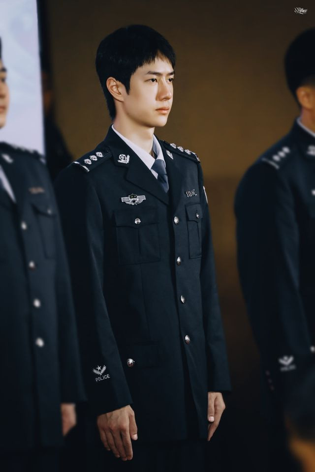 Vương Nhất Bác khoác áo cảnh sát khi nhận huân chương, gợi nhớ đến hình ảnh trong vai diễn mới Ảnh 6