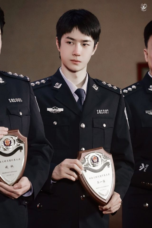 Vương Nhất Bác khoác áo cảnh sát khi nhận huân chương, gợi nhớ đến hình ảnh trong vai diễn mới Ảnh 3