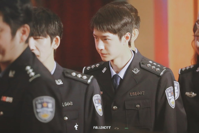 Vương Nhất Bác khoác áo cảnh sát khi nhận huân chương, gợi nhớ đến hình ảnh trong vai diễn mới Ảnh 4