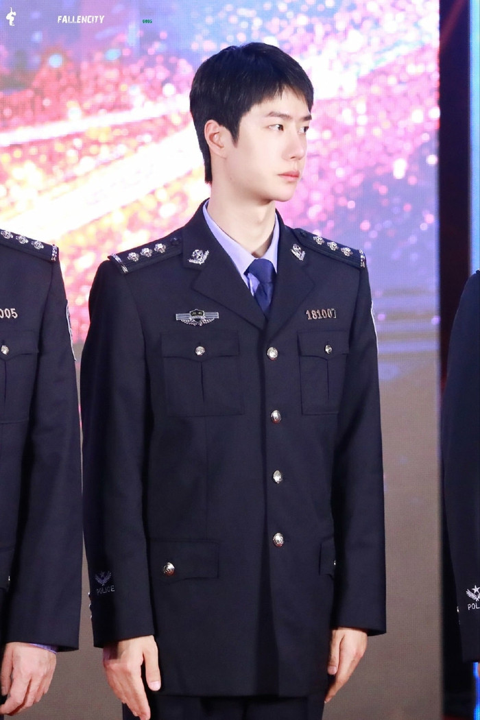 Vương Nhất Bác khoác áo cảnh sát khi nhận huân chương, gợi nhớ đến hình ảnh trong vai diễn mới Ảnh 9