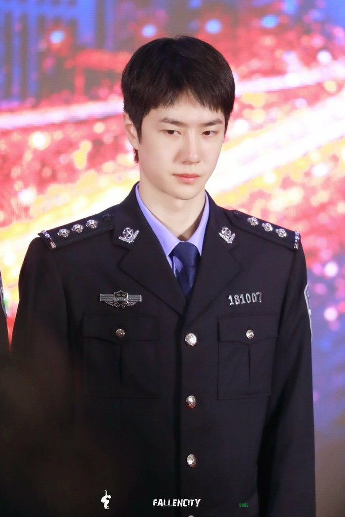 Vương Nhất Bác khoác áo cảnh sát khi nhận huân chương, gợi nhớ đến hình ảnh trong vai diễn mới Ảnh 7