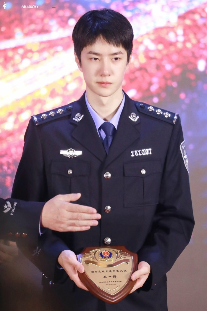 Vương Nhất Bác khoác áo cảnh sát khi nhận huân chương, gợi nhớ đến hình ảnh trong vai diễn mới Ảnh 8