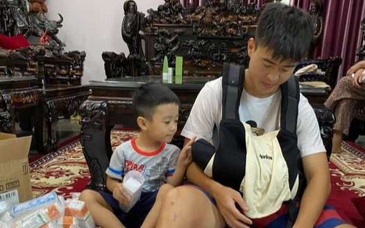 Quỳnh Anh thương Duy Mạnh vừa địu con vừa giúp vợ đóng hàng Ảnh 2