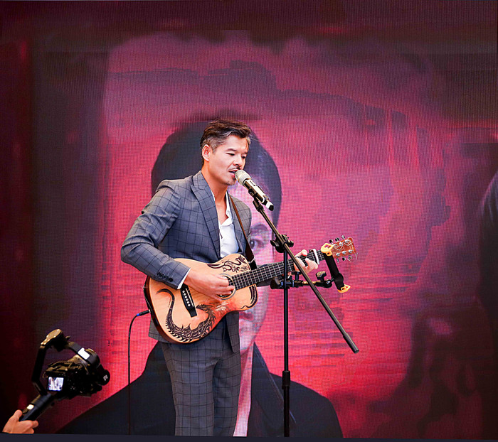 Không phải chỉ là một diễn viên có vẻ hơi “ngầu”, chuyên đóng vai ôm trùm, một gã ngang tàng khó gần, mà cũng có thể là một người đàn ông lịch lãm, đáng yêu và có nhiều cung bậc cảm xúc. 