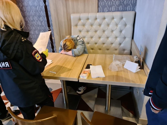 Trong phòng thẩm vấn, Gadzhieva chỉ còn biết hổ thẹn cúi đầu khi cảnh sát hỏi về những chi tiết trong vụ án. 