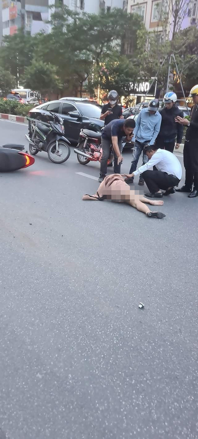 Người phụ nữ chạy xe máy đánh võng trên đường gây kinh ngạc, nhưng bức ảnh ghi lại cái kết mới khiến người ta chú ý Ảnh 4