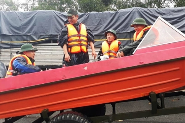 Cả cano cũng được đưa đến để hỗ trợ sản phụ