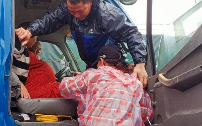 Bộ đội điều xe tải, cano đưa sản phụ ở Quảng Nam đang chuyển dạ đến bệnh viện giữa trời mưa bão Ảnh 2