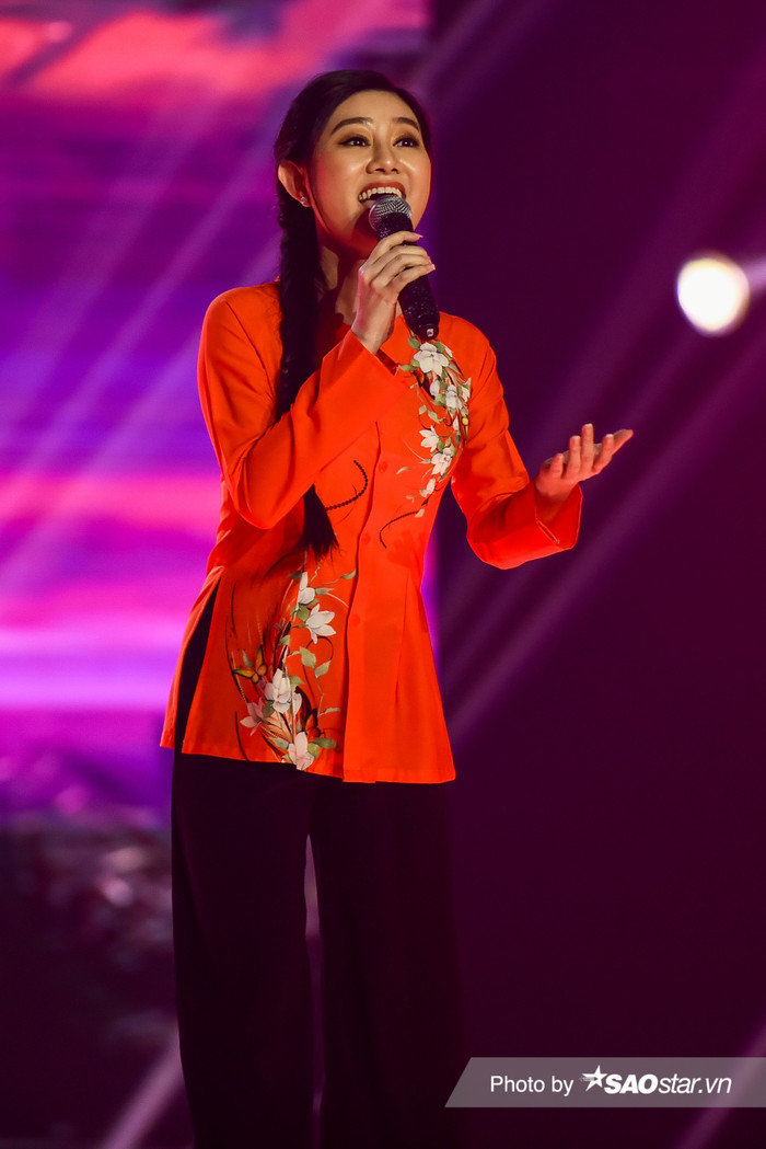 NSƯT Quế Trân với trang phục áo bà ba của người con gái Nam bộ trên sân khấu King Of Rap tập 10 vừa qua 