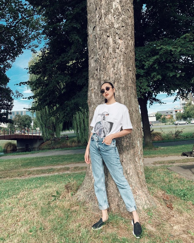 Áo thun trắng cũng là item không thể thiếu trong tủ đồ của Tăng Thanh Hà.