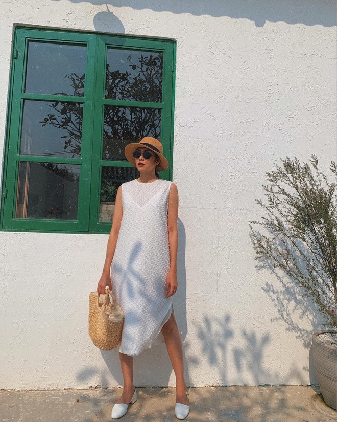 Váy suông có đường xẻ xéo đi cùng giày trắng mang đến hơi thở mùa hè vô cùng duyên dáng.