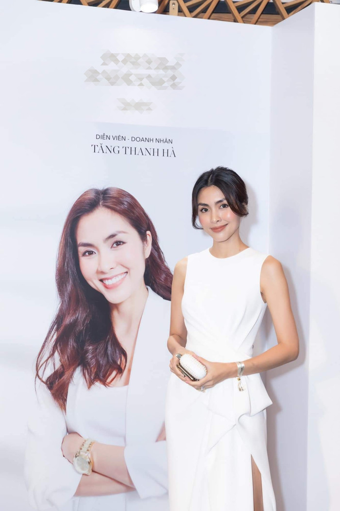 Cô nàng rất tinh ý phối trang phục cùng clutch cầm tay cùng tone, phụ kiện đơn giản đúng với tổng thể thanh lịch. 