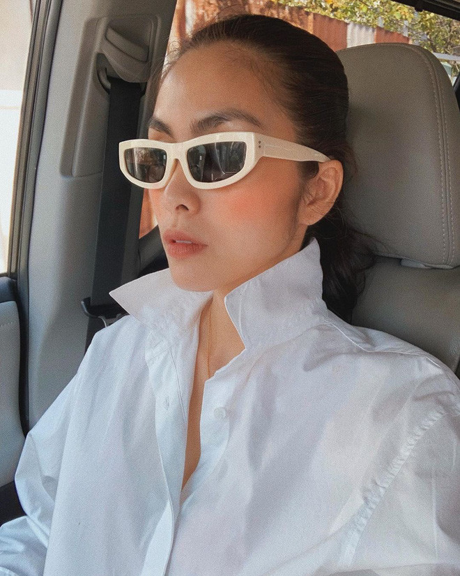 Biến tấu một chút với kiểu cổ dựng đứng cởi bỏ vài khuy nút cũng là một cách mặc áo sơ mi trắng rất hay ho.