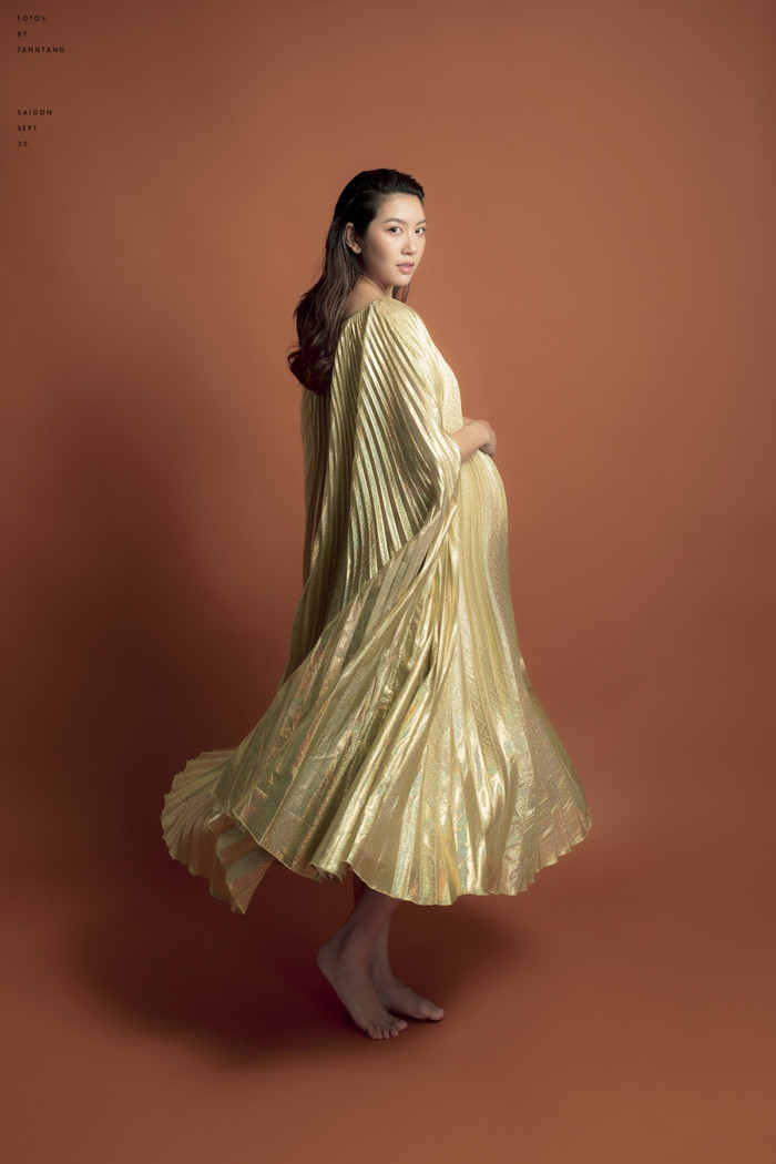 Đầu tiên, dù so sánh thế nào, Thúy Vân vẫn luôn khiến fan yên lòng và ngưỡng mộ vì cuộc sống hôn nhân viên mãn, hạnh phúc. Cô đang mang thai con đầu lòng và vừa ra mắt talkshow mới.