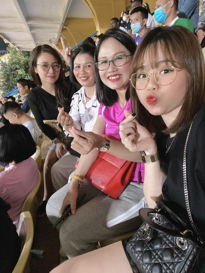 Mẹ Huỳnh Anh (áo hồng) có mặt trên sân Hàng Đẫy, ngồi sát cạnh mẹ Quang Hải.