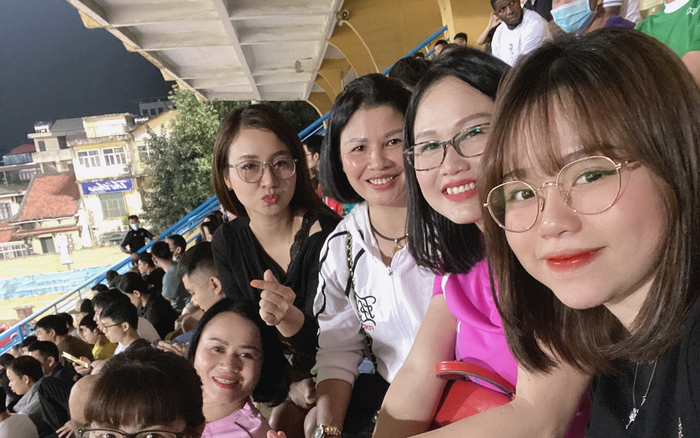 Mẹ Huỳnh Anh ăn mừng bàn thắng cùng mẹ Quang Hải: Đám cưới sẽ không còn xa? Ảnh 2