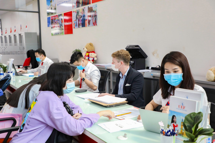 Thí sinh làm hồ sơ nhập học tại ĐH Kinh tế - Tài chính TP HCM