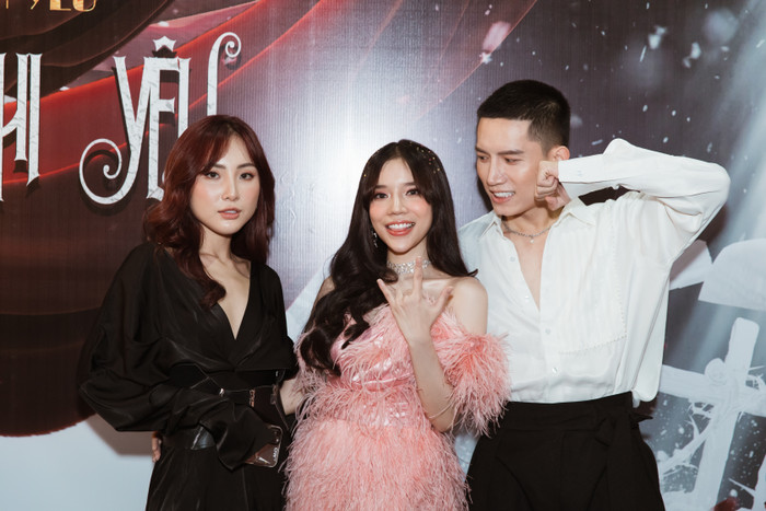 Annie (Lip B), Anh Tú đến chúc mừng người đồng nghiệp. 