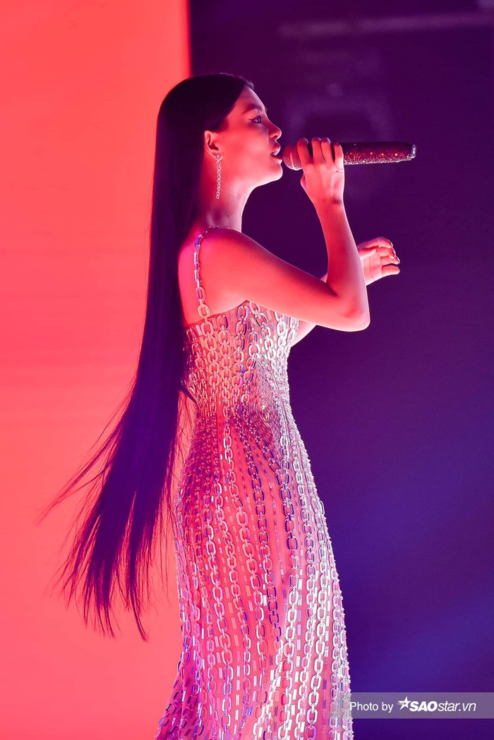 Bên cạnh âm nhạc, 'phần nhìn' của Bùi Lan Hương cũng khiến màn trinh diễn thêm phần xuất sắc.