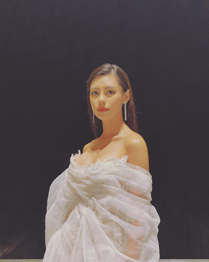 Một chiếc váy trắng bềnh bồng, xếp voan nhẹ nhàng, thú vị. 