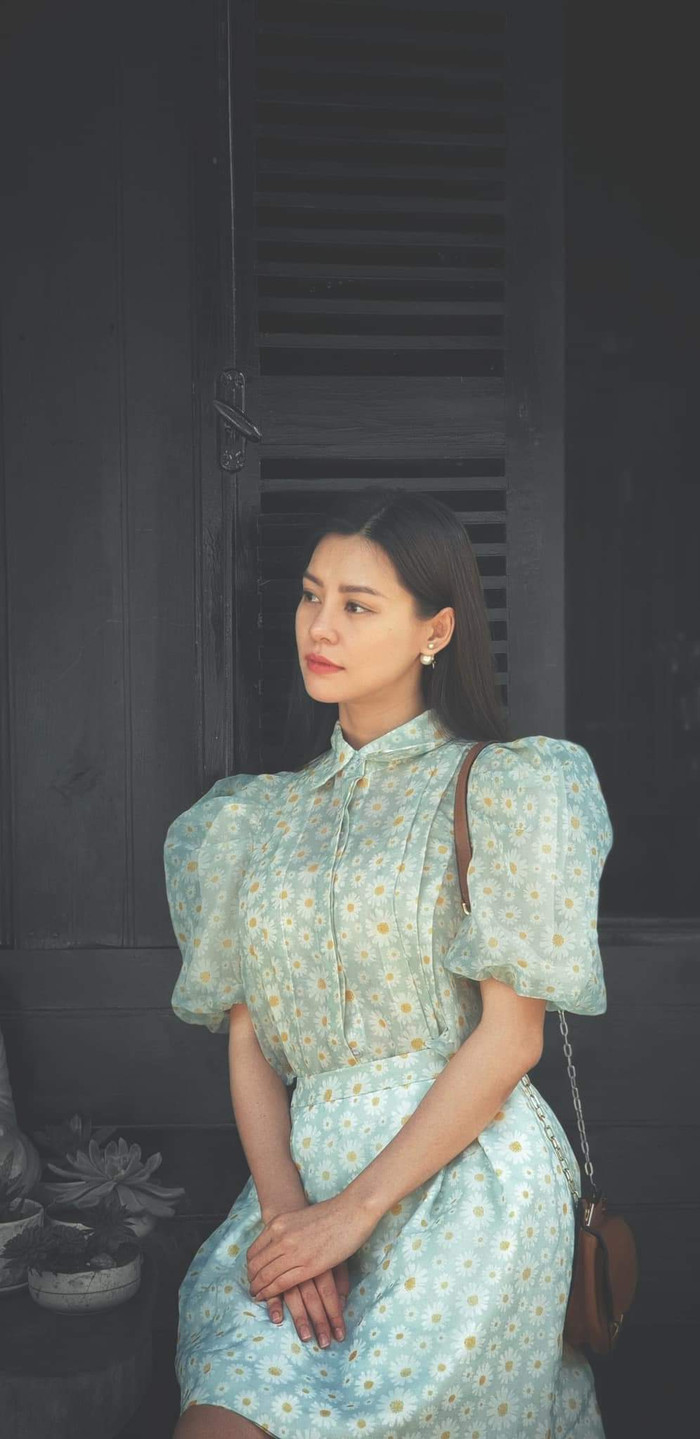 Những chiếc váy hoa thanh nhã, nhẹ nhàng vô cùng phù hợp với chân dài. 