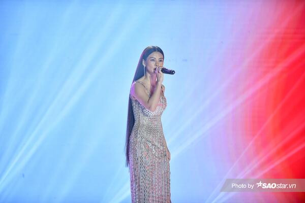 Visual đỉnh cao, tỏa sáng mà không cần cố gắng. 