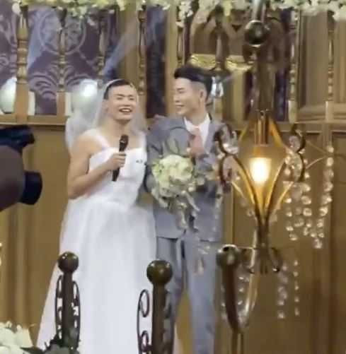 Hóa ra nàng dâu đó chính là bạn của cô dâu, chú rể.&nbsp;