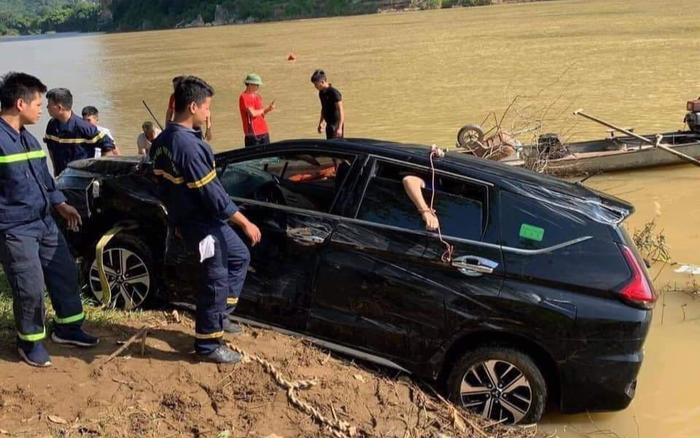 Ô tô 7 chỗ lao xuống sông Mã, 3 người bên trong tử vong thương tâm Ảnh 2