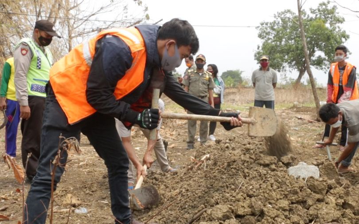 Hình phạt 'rùng rợn' dành cho người không đeo khẩu trang ở Indonesia Ảnh 2