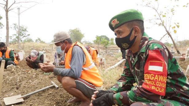 Hình phạt 'rùng rợn' dành cho người không đeo khẩu trang ở Indonesia Ảnh 3