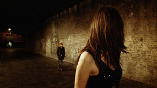 'Các bạn nữ ơi, làm ơn đừng đi đêm một mình...'