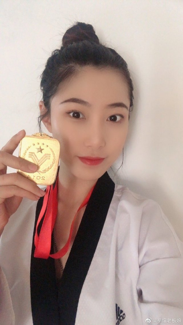 Nữ chủ cửa hàng thực chất là một nhà vô địch Taekwondo.
