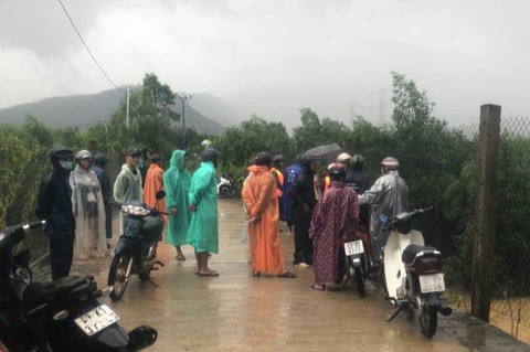 Cơ quan chức năng ứng trực và tìm kiếm người mất tích. Ảnh: Công an cung cấp