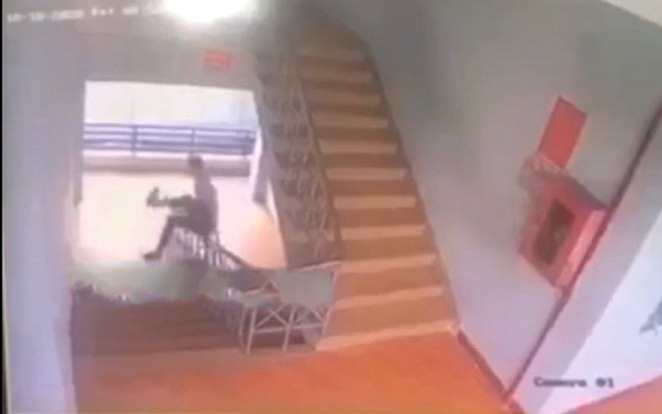 Chơi trượt lan can cầu thang trong trường học, một nam sinh lớp 9 tử vong thương tâm Ảnh 2