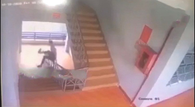 Khoảnh khắc em Q. bị ngã khi trượt lan can cầu thang được camera ghi lại