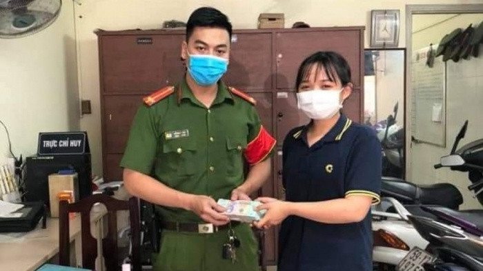 Nữ sinh bàn giao số tiền nhặt được cho Công an phường 14, quận Bình Thạnh