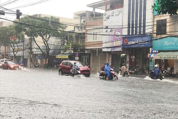 Mưa lũ diễn biến phức tạp, Đà Nẵng tiếp tục ra thông báo cho học sinh, sinh viên nghỉ học Ảnh 1