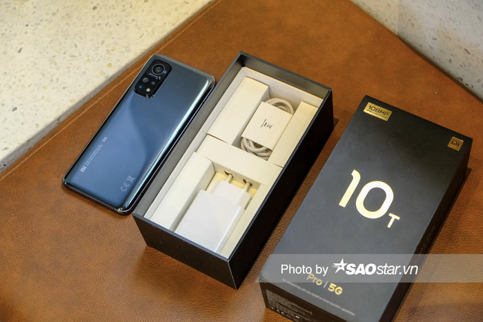 Bên trong hộp đựng của Mi 10T Pro 5G là bộ phụ kiện gồm củ sạc, cáp, ốp nhựa silicon, không có tai nghe 3.5mm, nhưng có adapter chuyển từ 3.5mm sang Type-C.