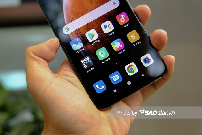 Cạnh dưới của Mi 10T Pro 5G tuy đã được gọt mỏng đi nhưng có phần hơi dày hơn so với 3 cạnh còn lại.