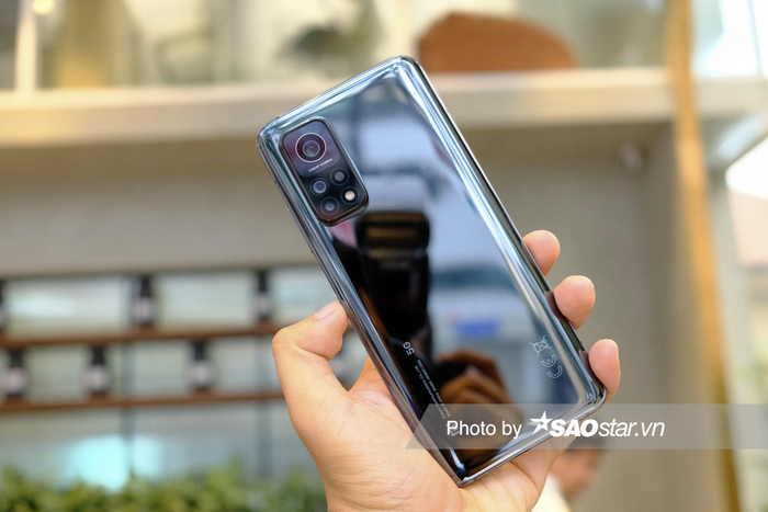 Về 'nhân vật chính' Mi 10T Pro 5G, cảm nhận đầu tiên về sản phẩm là máy có mặt lưng rất bóng bẩy! Nhờ việc sở hữu mặt lưng bằng kính, nên Mi 10T Pro 5G cho cảm giác cầm nắm thích tay.