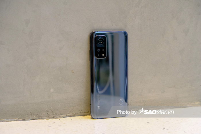 Tuy nhiên đi kèm với vẻ đẹp bóng bẩy là việc người dùng phải thường xuyên lau chùi điện thoại, vì mặt lưng kính này rất dễ bám vân tay.