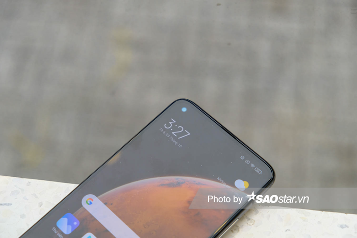 Tại vị trí 'nốt ruồi' trên màn hình của Mi 10T Pro 5G là camera selfie có độ phân giải 20MP.