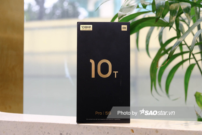 Xiaomi Mi 10T Pro 5G được đựng trong chiếc hộp màu xanh đen, với điểm nhất là dòng chữ 10T vàng đồng nằm ở chính diện hộp.