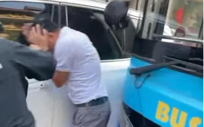 Tài xế lái xe Vinfast kéo lê xe máy SH gần 1km bị truy đuổi hành hung, người phụ nữ cùng con nhỏ xuống xe khóc lóc xin tha lỗi Ảnh 2