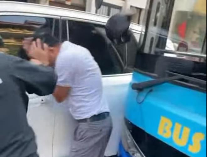 Do bức xúc trước hành vi nguy hiểm của tài xế người dân đã tiến tới đánh.