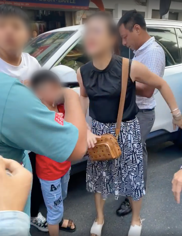 Lúc này người phụ nữ ôm con nhỏ đã xuống xe xin lỗi.