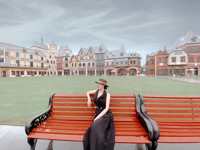 Vóc dáng thon gọn cùng gu thời trang sang chảnh của Trang Pilla nhận được nhiều lời khen của dân mạng.